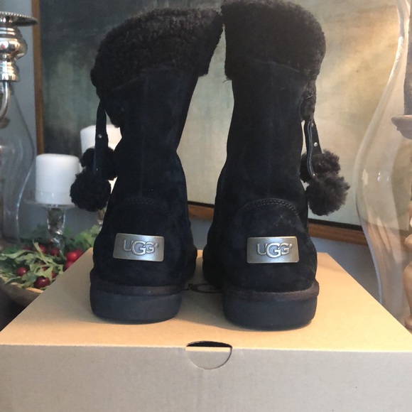 Almost New Ugg Plumdale Cuff Short Black Boots Women’s Size 7 - Picture 2 of 6